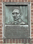 905587 Afbeelding van een herinneringsplaquette aan J.S. Ruppert (1877-1932), voorzitter van de woningbouwvereniging ...